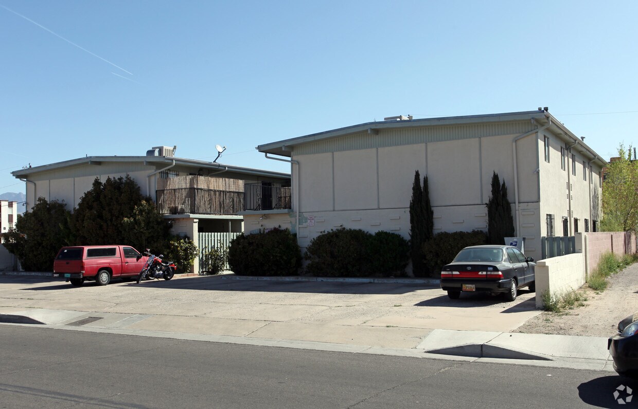 Building Photo - 210 Palomas Dr NE