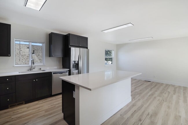 Foto del edificio - 3 Bed 2 Bath - Excellent Condition - WSG Included - Pet Friendly - Island Hospital