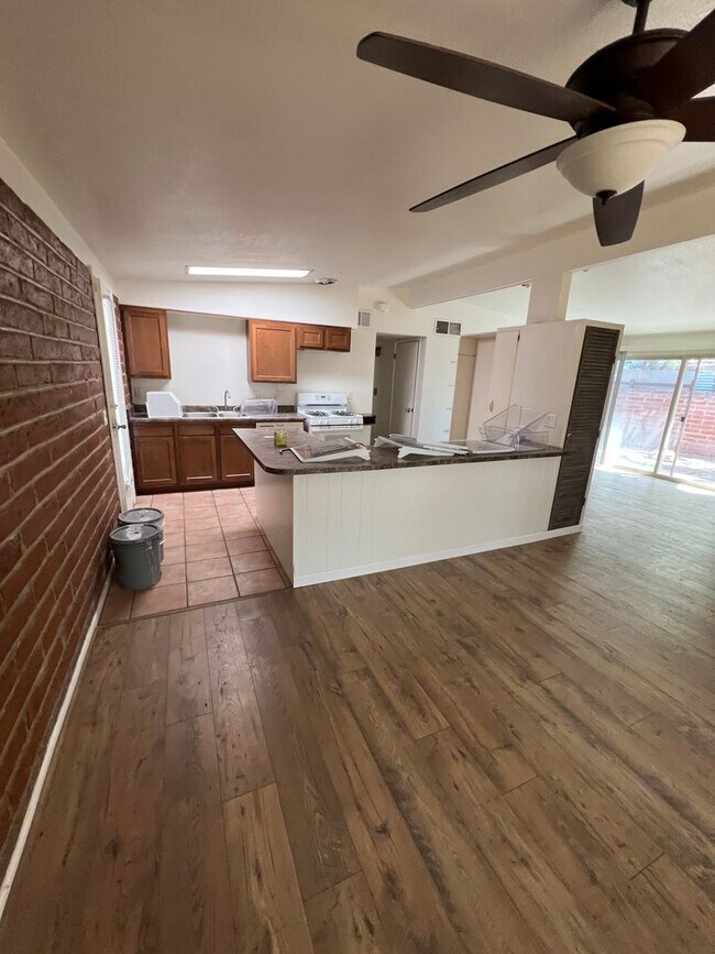 Foto del edificio - Central 3 Bedroom 2 Bath Burnt Adobe Home with Pool