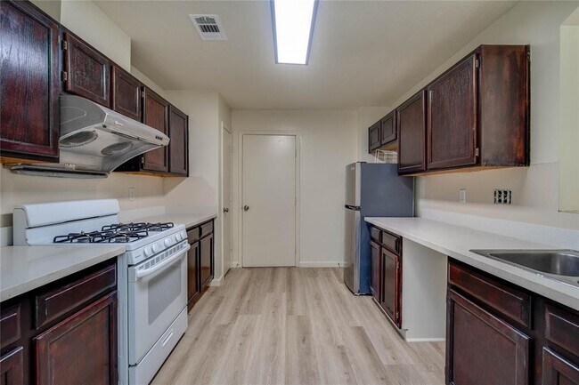 Foto del edificio - 15322 Riverside Grove Dr