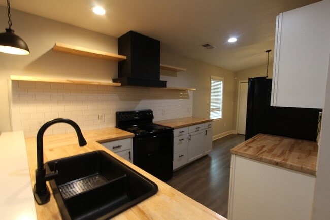 Building Photo - 305 Maple St