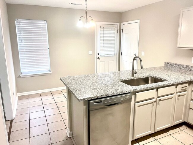 Building Photo - 4 Bedroom Single Family Home