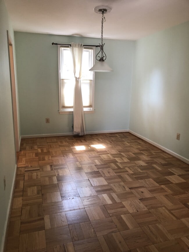 Building Photo - 647 Azalea Dr
