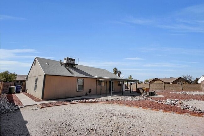 Building Photo - Tucson Desert Oasis: Your Dream 3-Bed Home Awaits!