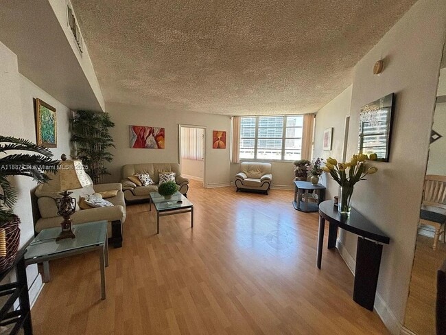 Building Photo - 825 Brickell Bay Dr