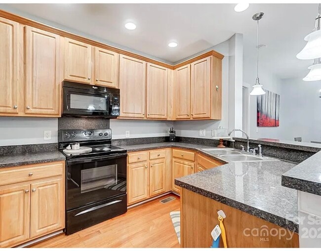 Foto del edificio - 6412 Park Pond Dr