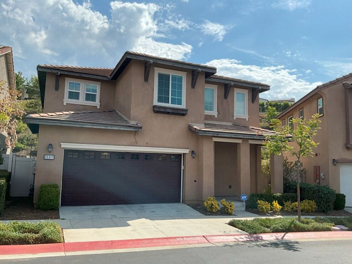 Foto principal - 4 Bed, 2 Bath - Fallbrook Single Family Home