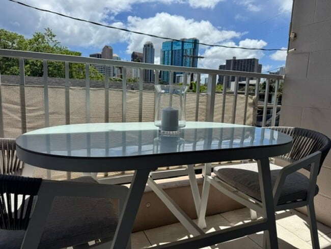 Building Photo - One Bedroom in Honolulu at Queens Villa