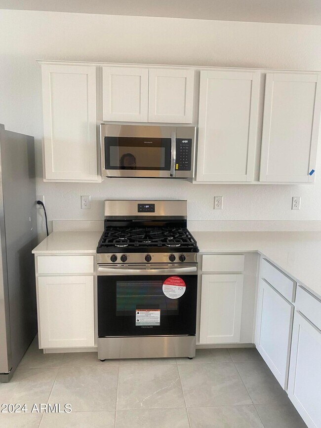 Building Photo - 3240 Juniper Cyn Dr