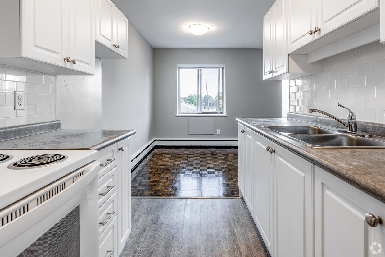 1BR, 1BA - 625SF - Kitchen - 25 Nash Road N