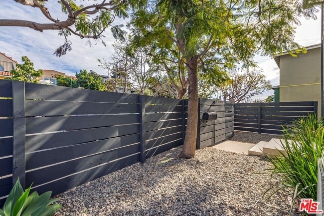 Building Photo - 219 3rd Ave