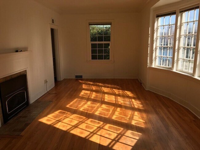 Foto del edificio - Near Downtown + WWU: 2 bdrm/1 bath house, in-unit laundry