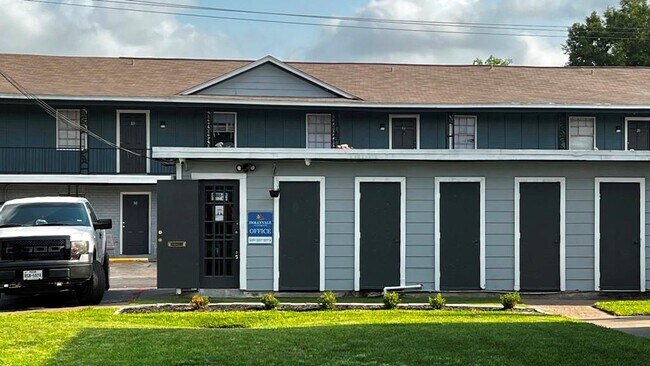 Building Photo - 427 Hollyvale Dr