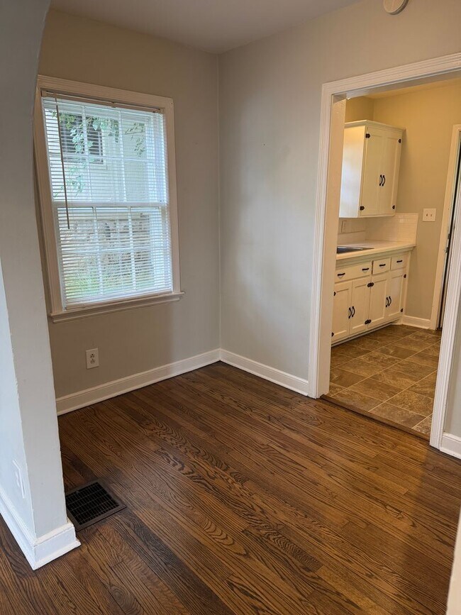 Building Photo - Adorable Cottage in East Nashville- Minutes to Coffee & Restaurants