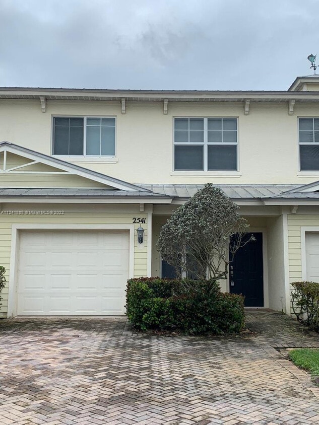 Foto principal - 2541 Creekside Dr