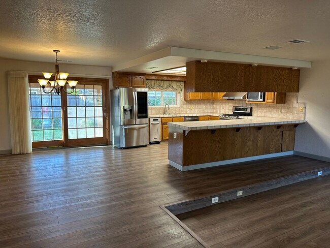 Building Photo - Beautiful Northside Los Banos Rental