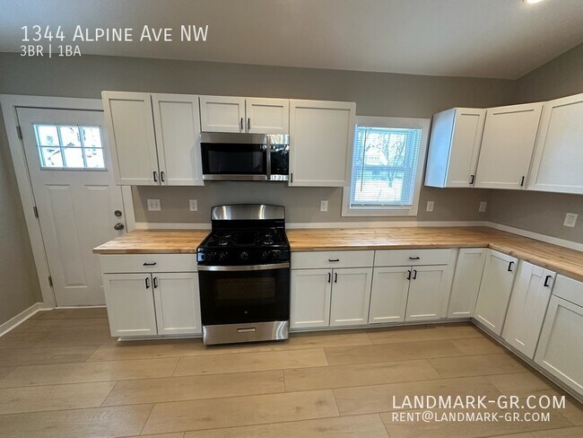Building Photo - AVAILABLE NOW & MOVE IN READY - 3 bed sing...