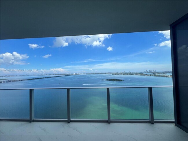 Foto del edificio - 700 NE 24th St