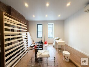 Building Photo - Myrtle Avenue / Spacious  3-Bed, 2-Bath / ...