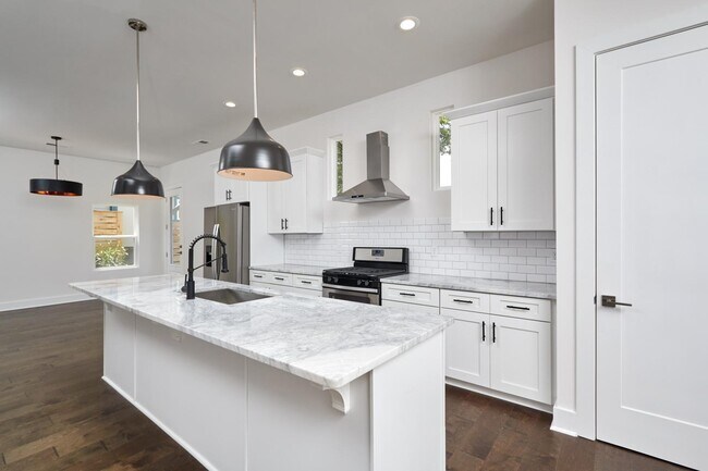 Foto del edificio - Beautiful Home Minutes From Germantown, Sa...