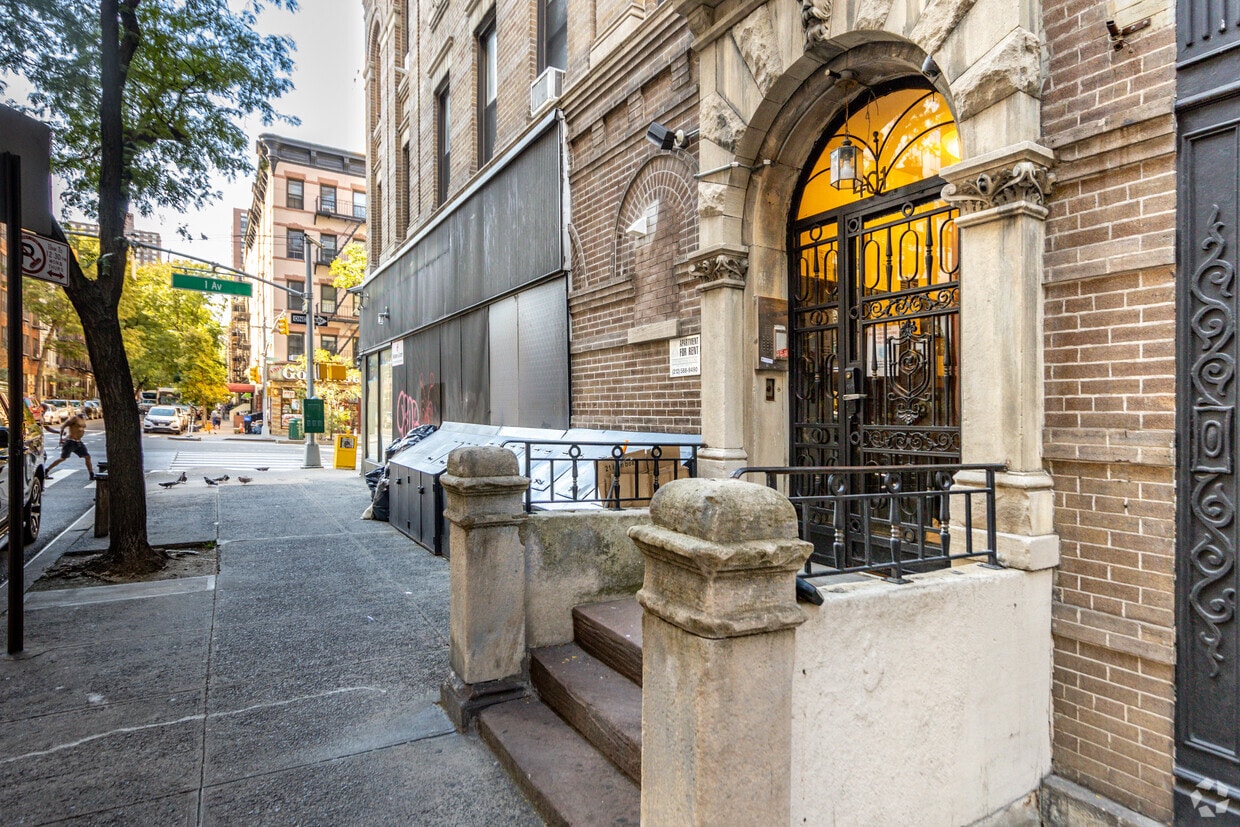 Building Photo - 401 E 90th St
