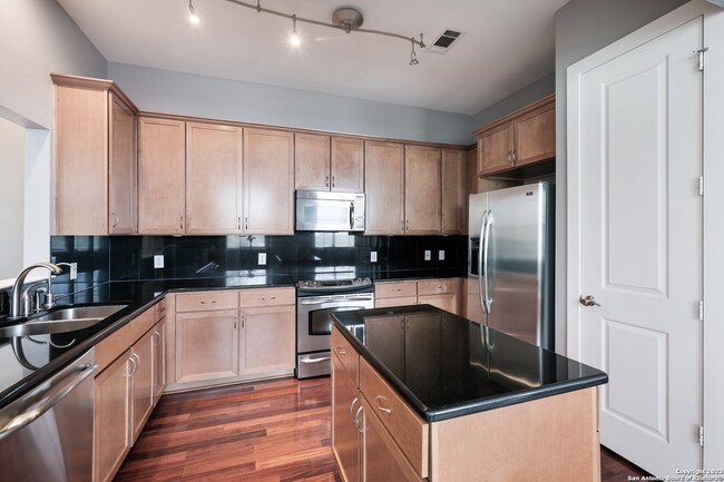 Foto del edificio - 7342 Oak Manor Dr