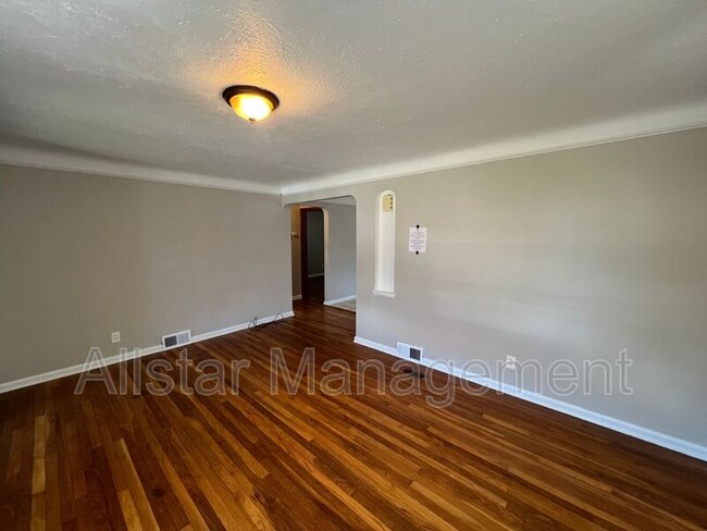 Foto del edificio - 8109 Pelham Dr