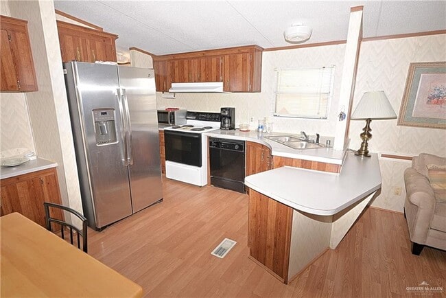 Building Photo - 123 Cedar Dr
