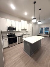 Building Photo - 400 W 5th St