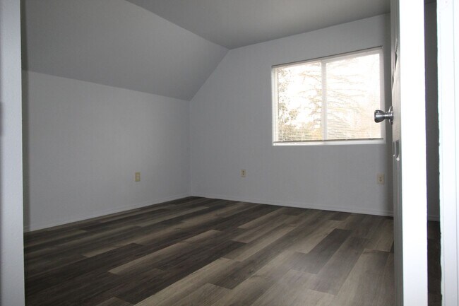 Foto del edificio - 1717 W Maxwell Ave
