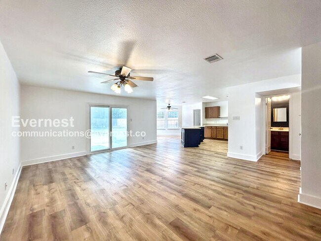 Building Photo - 1401 Balsam Way