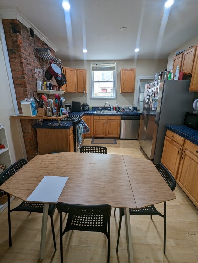 Building Photo - Renovated house center city near subway, U...