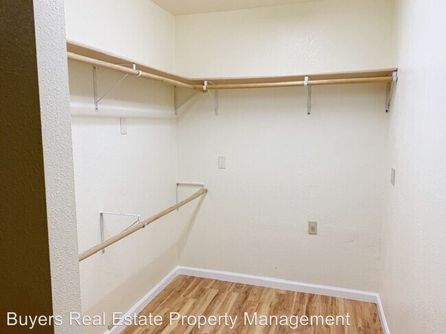 Building Photo - 2104 Roosevelt Dr