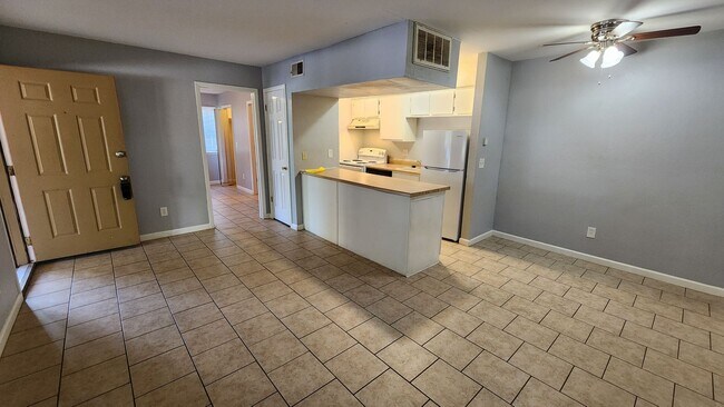 Building Photo - 8009 NW 7th Place Villa #299