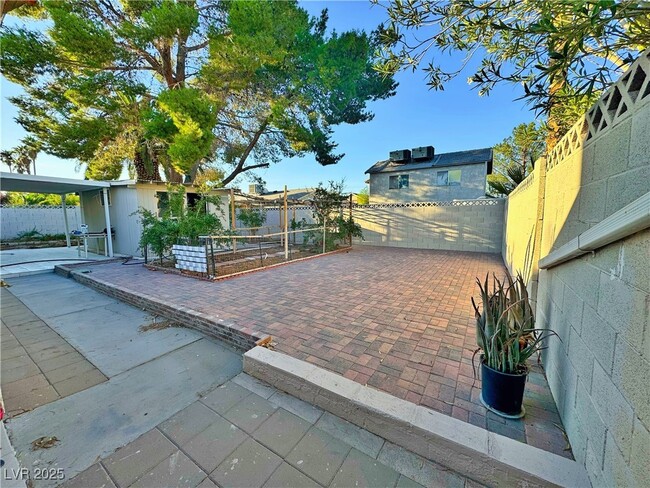 Foto del edificio - 6388 Mockingbird Ln