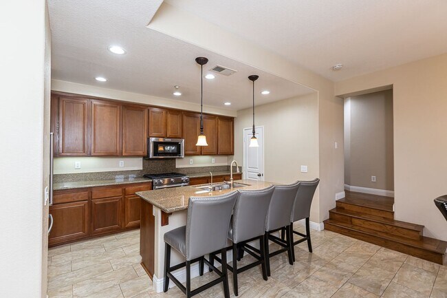 Building Photo - ***STUNNING SAN MARCOS TOWN HOME***DUAL EN...