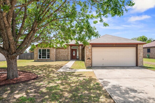 Foto del edificio - Available NOW!!!! This 3 bedroom, 2 bath, 2 car garage home has no carpet. All flooring is LVP an...