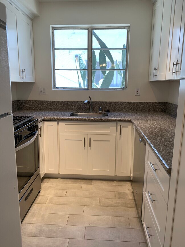 Building Photo - 1122 S Holt Ave