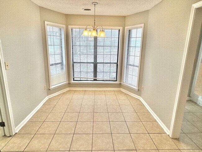 Foto del edificio - Spacious 3 Bedroom 2 Bath Available Now!