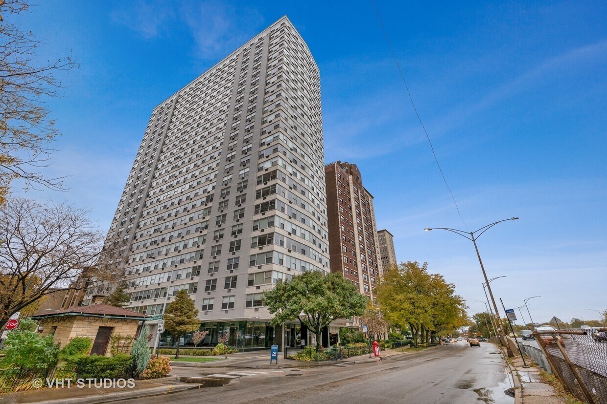 Primary Photo - 3900 N Lake Shore Dr