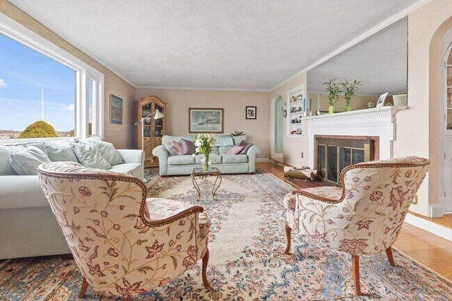 living room-will be repainted with new sliders - 85 Regatta Rd