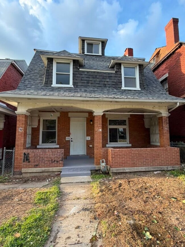 Building Photo - 215 Moore Ave