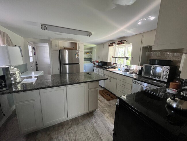 Foto del edificio - Fully Furnished Single Family House for Re...