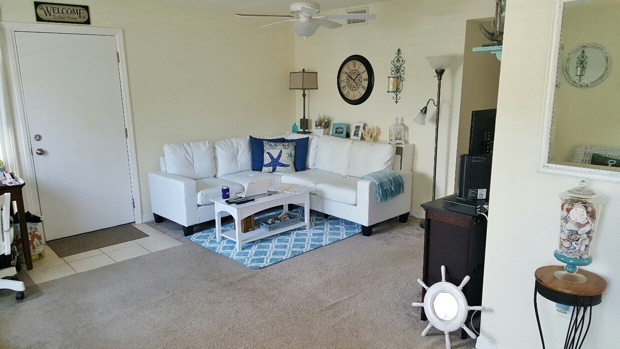 Sala de estar típica - 510 70th Ave