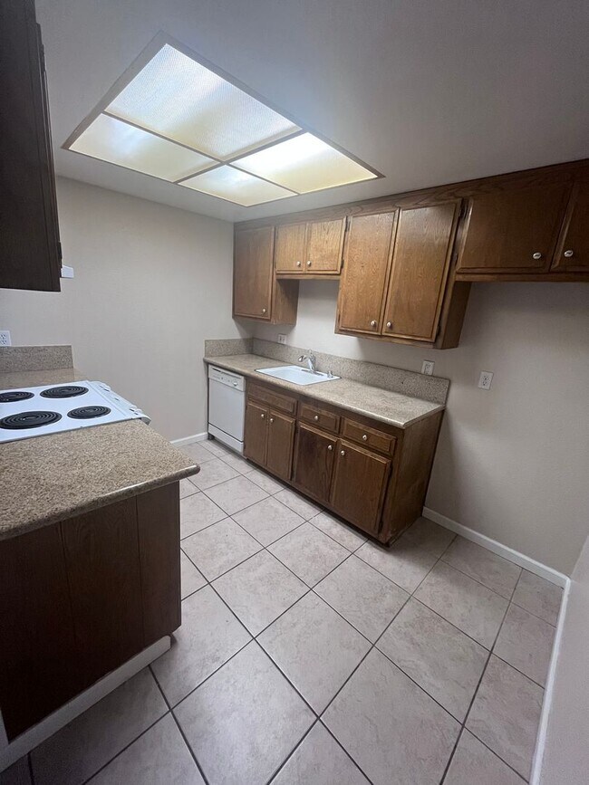 Foto del edificio - 5749-5751 Shadow Creek Drive