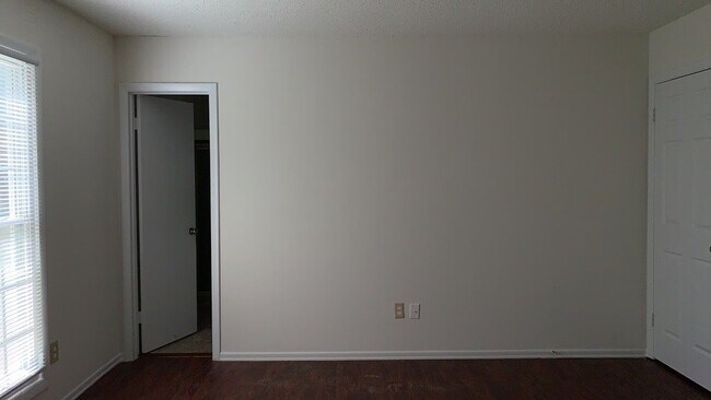 Foto del edificio - 6341 Round Hill Rd