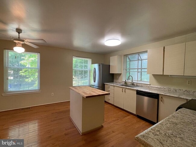 Building Photo - 11859 New Country Ln