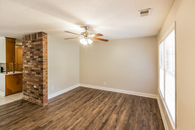 Foto del edificio - 210 Elliott Dr