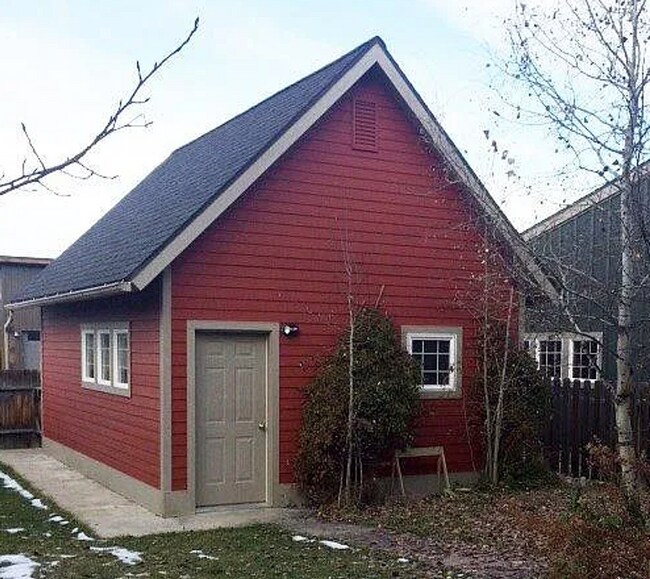 Building Photo - Open Floorplan Townhouse