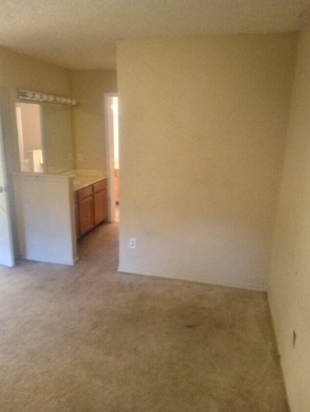 Foto principal - 6836 S Creek Dr